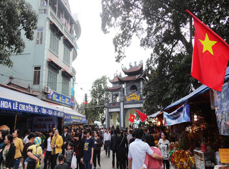 “Dân công sở” chen chúc cầu may ở Phủ Tây Hồ